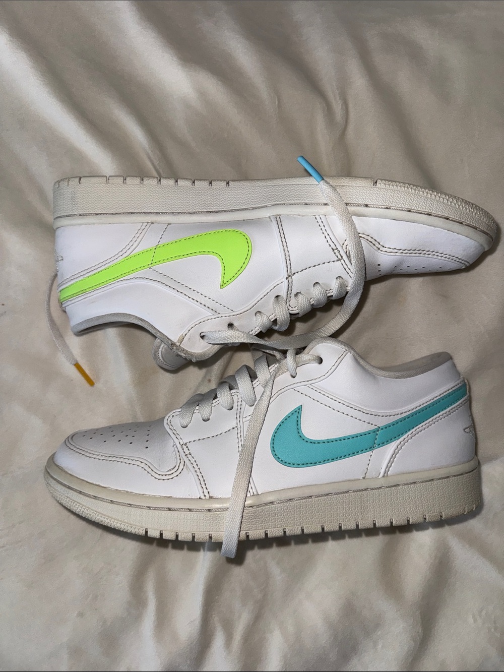 Jordan 1 Low White Neon